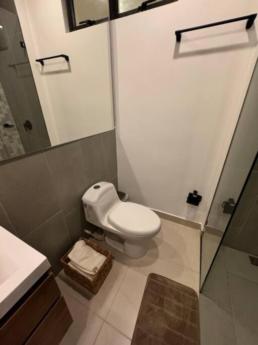 Celeste A Pasos Del Mar Y Aeropuerto Apartamento *