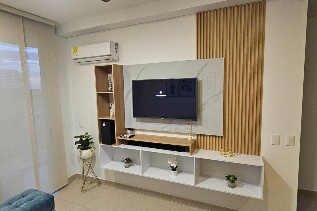 Celeste A Pasos Del Mar Y Aeropuerto Apartamento *
